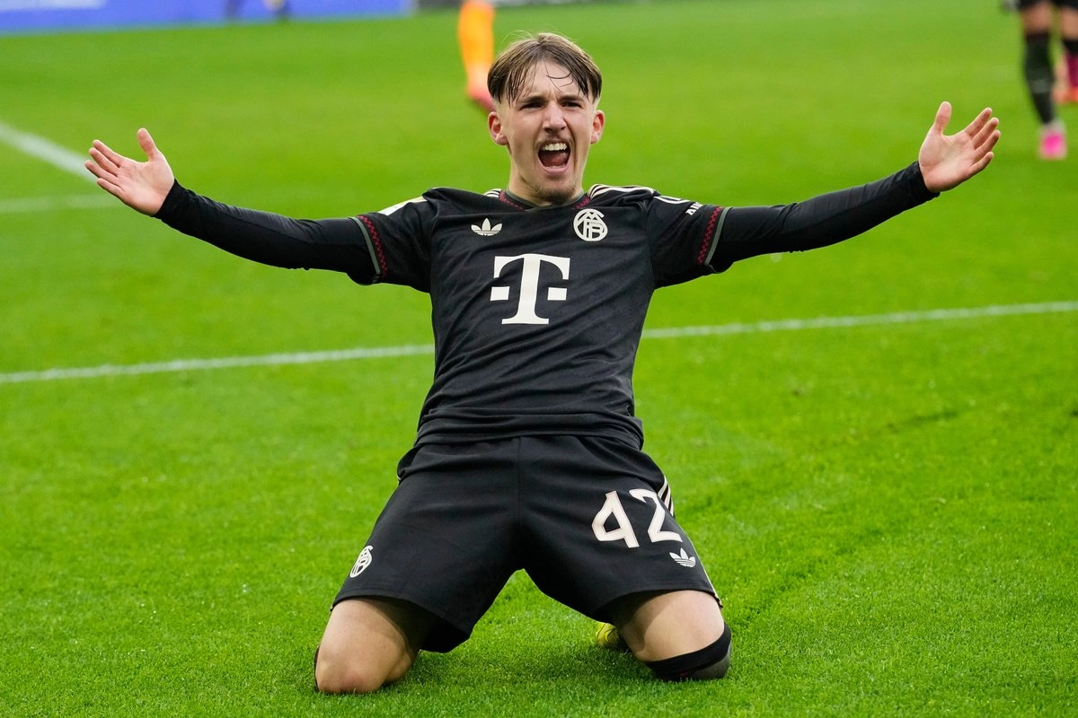 Lennart Karl, jugador de 17 años del Bayern Múnich, marcó su primer gol en Bundesliga al anotar contra el Borussia Mönchengladbach al minuto 81, en juego de la fecha ocho del torneo alemán, el 25 de octubre de 2025. Foto 