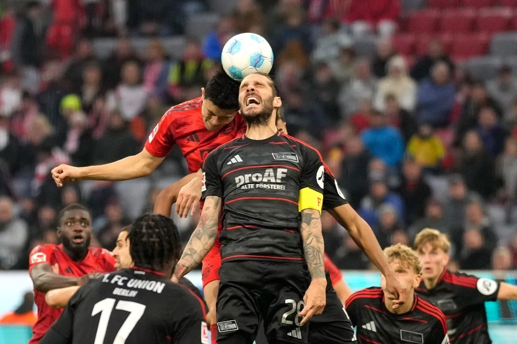 Christopher Trimmel cabecea el balón ante la marca de Kim Min-jae del Unión Berlín, en la fecha 10 de la Bundesliga. Foto Ap