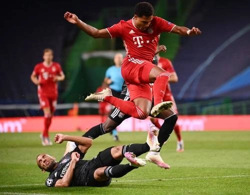 Serge Gnabry, quien salta ante la barrida de Fernando Marçal, llegó a nueve tantos en esta edición del certamen europeo, a una media de un gol por cada partido que ha disputado con el plantel alemán. Foto Ap