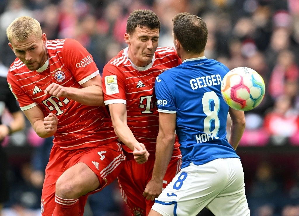 El Bayern Múnich dejó escapar dos puntos en su estadio tras no pasar del empate 1-1 ante el Hoffenheim (13º), pero se mantiene líder en solitario de la Bundesliga. Foto Afp