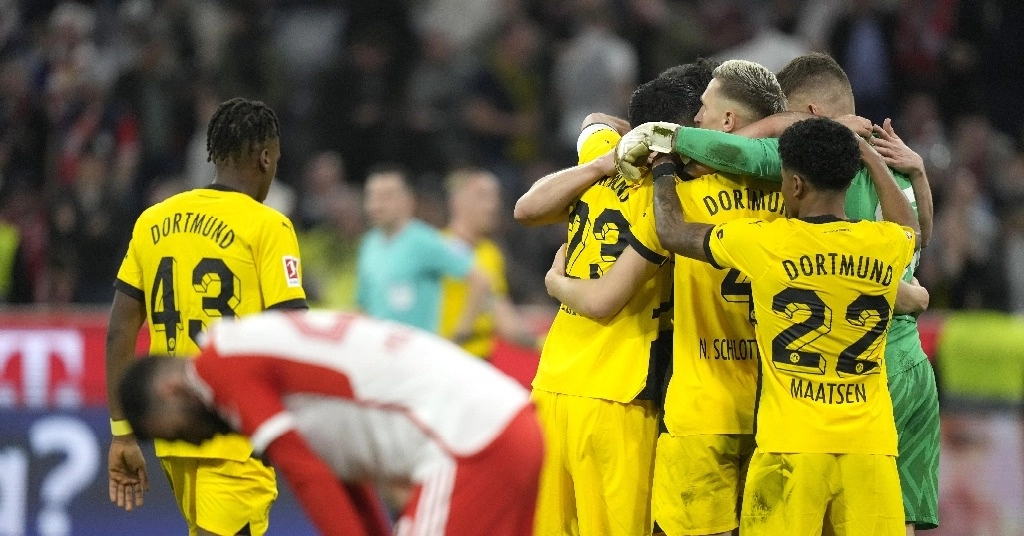 Los jugadores del Borussia Dortmund celebran su victoria en el partido de fútbol de la Bundesliga alemana entre el FC Bayern Munich y el Borussia Dortmund en el estadio Allianz Arena, en Munich, Alemania, el 30 de marzo de 2024. Foto Ap