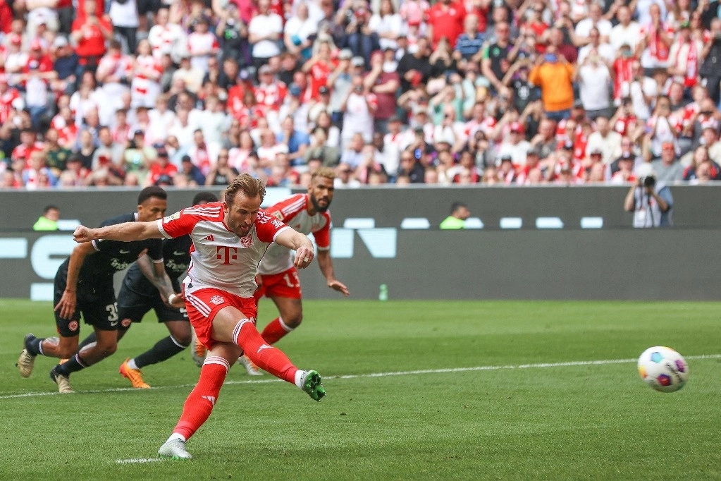 El inglés, Harry Kane, anotó de penal el segundo gol del Bayern Múnich ante Eintracht Fráncfort, en la jornada 31 de Bundesliga. Foto Afp