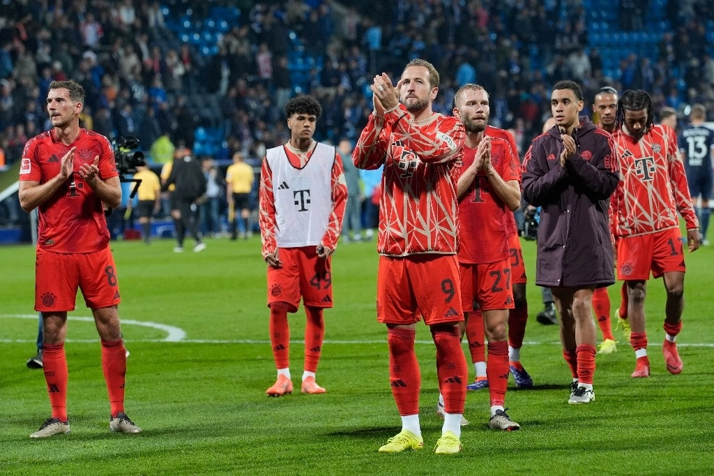 Harry Kane, del Bayern, celebra con sus seguidores después del partido de la Bundesliga alemana entre el VfL Bochum y el Bayern Munich en Bochum, Alemania, el 27 de octubre de 2024. Foto Ap