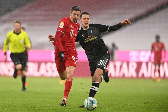 Robert Lewandoski abrió el marcador al minuto 7 del duelo entre Bayern y Friburgo. Foto Afp 