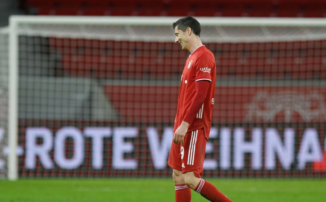 Robert Lewandowski, del Bayern Múnich, al terminar el juego contra Leverkusen. Foto Afp 