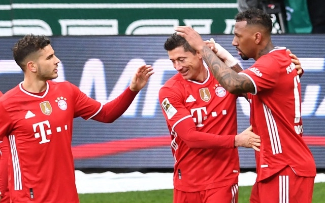 El Bayern Múnich se aseguró continuar como líder en la Bundesliga tras imponerse por 3 a 1 en su visita al Werder Bremen, con un nuevo tanto de Robert Lewandowski en la 25ª jornada. Foto Carmen Jaspersen / Pool / Afp