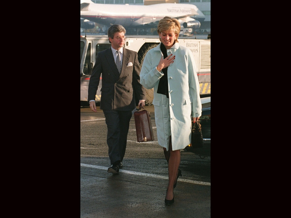 La princesa Diana y su secretario privado, Patrick Jephson, en el aeropuerto de Heathrow en Londres, el 11 de diciembre de 1995. Foto Pa vía Ap