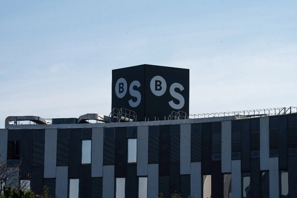 El banco español BBVA comunicó que había ajustado su oferta por Sabadell para evaluar los pagos de dividendos a cuenta efectuados por ambos bancos a sus accionistas, con el fin de mantener las condiciones económicas de la opa. Foto Europa Press / Archivo