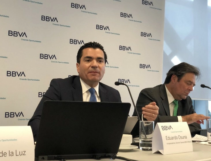 Eduardo Osuna, director general y vicepresidente de BBVA (izquierda), y Jorge Terrazas, director de Comunicación e Imagen de ese grupo financiero. Foto Julio Gutiérrez