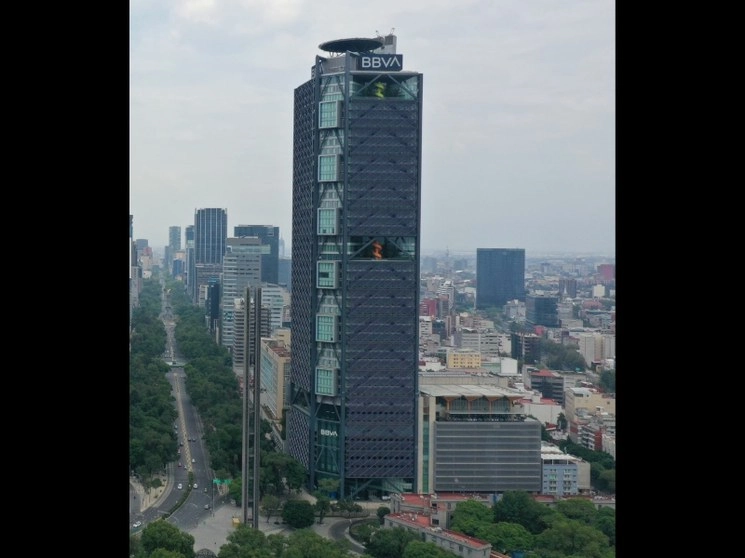 El acuerdo entre BBVA y el SAT precisa que no se trató de un tema de evasión de impuestos, puesto que la empresa cumplió con sus obligaciones, pero el SAT consideraba se debía liquidar un monto mayor. Foto Luis Castillo