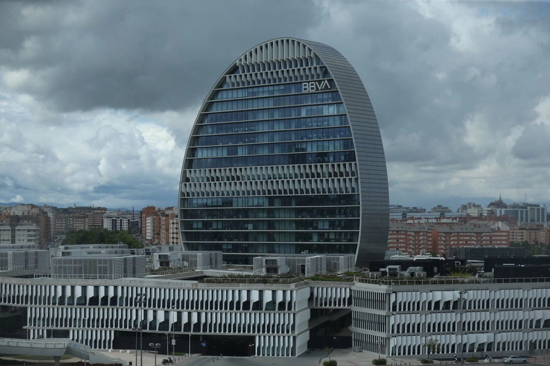 BBVA ha llegado a un acuerdo con los sindicatos para despedir a dos mil 935 empleados en España, alrededor de 12 por ciento de su plantilla bancaria en su mercado doméstico. Foto Europa Press / Archivo