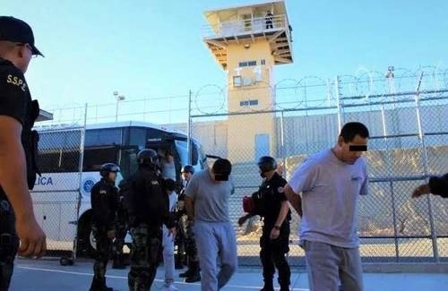 Internos ingresan al Centro de Reinserción Social de Mexicali. Foto Cortesía Comisión Estatal de Derechos Humanos de Baja California