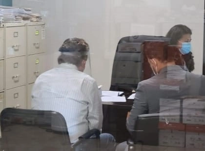 Aspectos de la comparecencia de ex gobernador en la FGE. Foto La Jornada