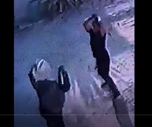 Cámaras de seguridad grabaron la agresión de un hombre, que fue identificado como El Bolas, contra una persona de la tercera edad, a quien le asestó más de 10 golpes con un tubo hasta asesinarla, en la colonia Ejido Francisco Villa, Tijuana. Imagen tomada del video difundido en redes sociales el pasado 21 de septiembre 