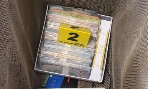 También se detuvo en el cateo a dos mujeres: esposa e hija de Luis Arturo PV, quienes quedaron en libertad aunque forman parte de la carpeta de investigación. Foto @FGRMexico