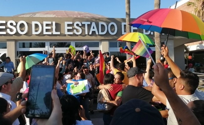 Comunidad LGBT+ celebra la aprobación de matrimonios igualitarios en Baja California Sur en junio de 2019. Foto Especial