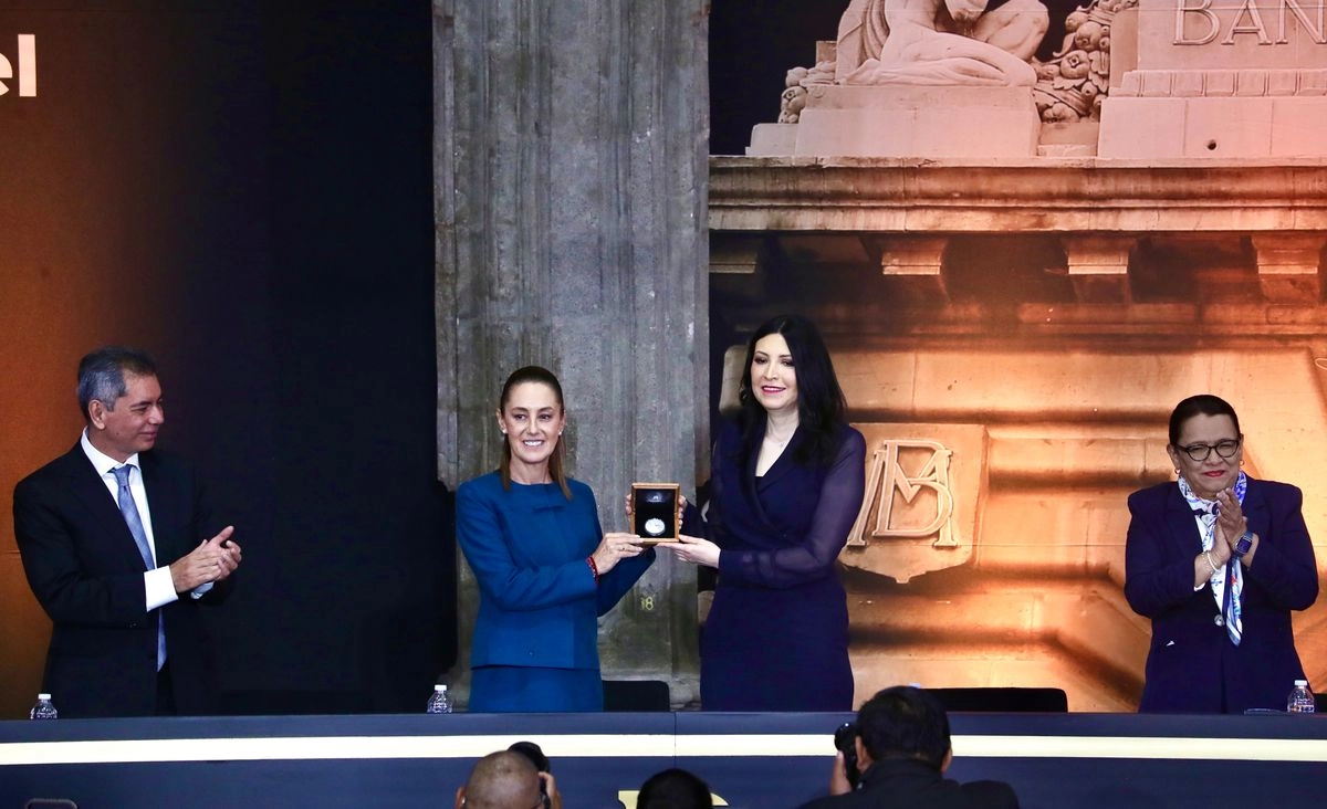 El secretario de Hacienda y Crédito Público, Edgar Amador Zamora; la presidenta Claudia Sheinbaum; Victoria Rodríguez Ceja, gobernadora del Banco de México, y la secretaria de Gobernación, Rosa Icela Rodríguez, durante el acto conmemorativo del centenario de la fundación del instituto central.