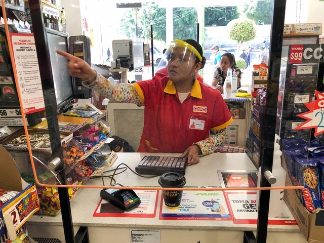 Los Oxxo representan el 44% de los comercios en donde pueden pagarse servicios o hacer depósitos. Foto LA JORNADA/Pablo Ramos