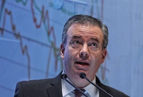 "Estamos enfrentando un reto muy adverso y por eso tenemos un escenario de recuperación moderada", declaró Alejandro Díaz de León, gobernador del Banco de México. Foto Marco Peláez / Archivo