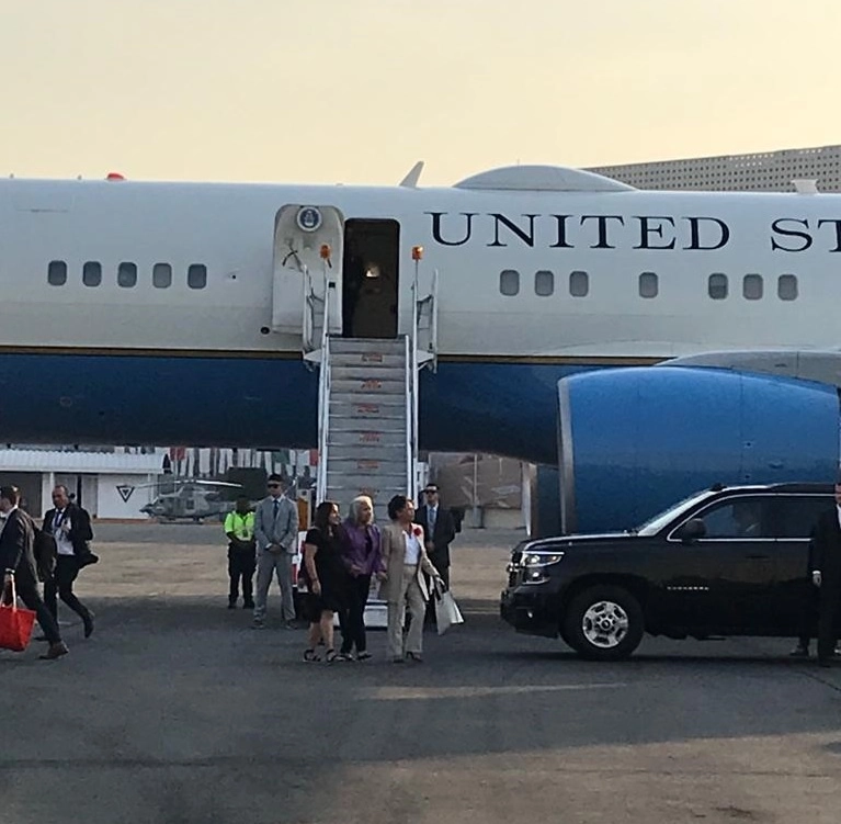 La esposa del presidente de Estados Unidos llegó al Aeropuerto Internacional de la Ciudad de México. Foto Eduardo Murillo