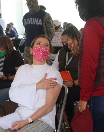 Beatriz Gutiérrez Müller tras recibir la dosis de refuerzo de la vacuna contra covid-19. Foto tomada de su cuenta de Instagram