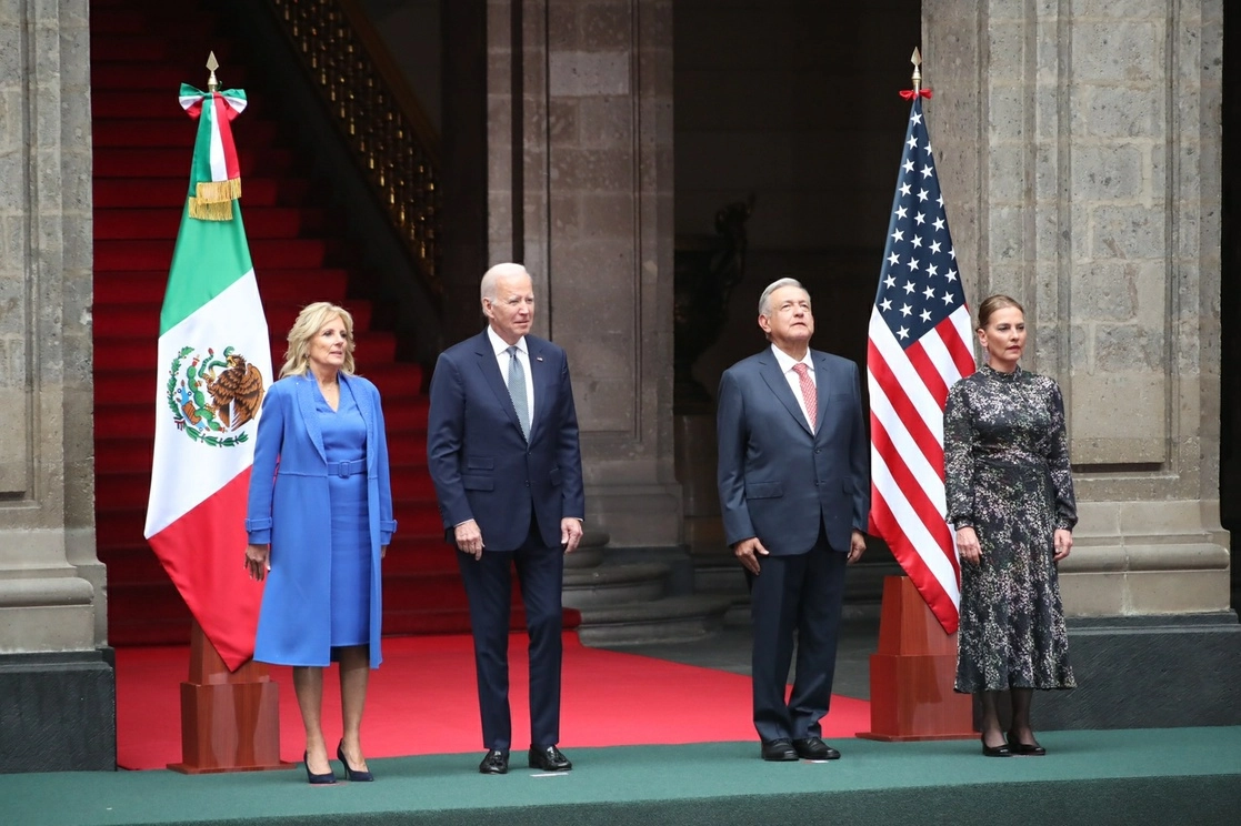 El presidente Andrés Manuel López Obrador (c, der) junto con su esposa Beatriz Gutiérrez (der) así como por su homólógo de EU, Joe Biden (c,izq) y la primera dama Jill Biden (izq). Foto Luis Castillo 