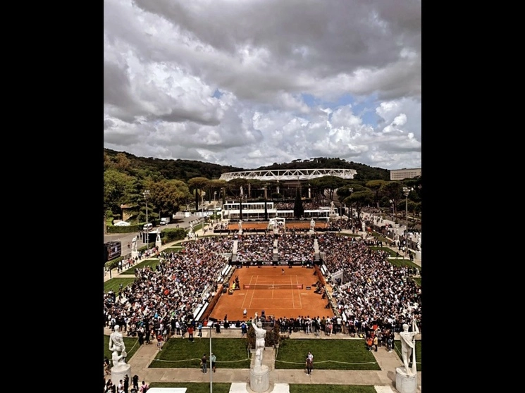 La brasileña, Beatriz Haddad, avanzó a tercera ronda del Masters 1000 de Roma al imponerse a la rumana, Elena Gabriela Ruse. Foto tomada de Twitter @InteBNLdItalia
