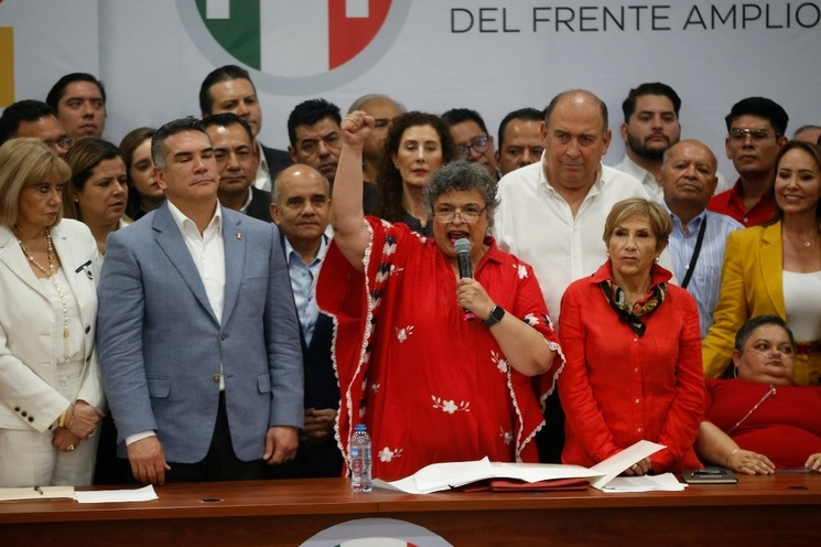 Beatriz Paredes, aspirante del Frente Amplio por México y Alejandro Moreno, dirigente nacional del PRI. Foto José Antonio López