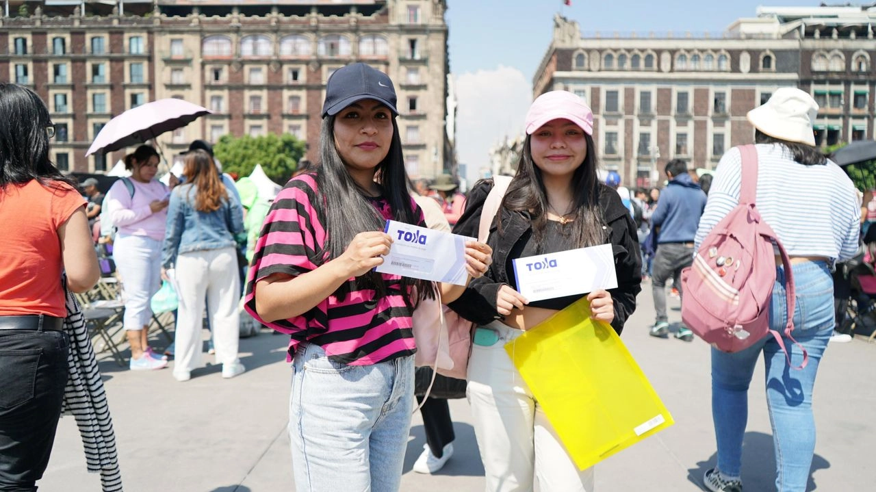 El gobierno de la CDMX entregó las becas de transporte casi 45 mil estudiantes de bachillerato. Foto 