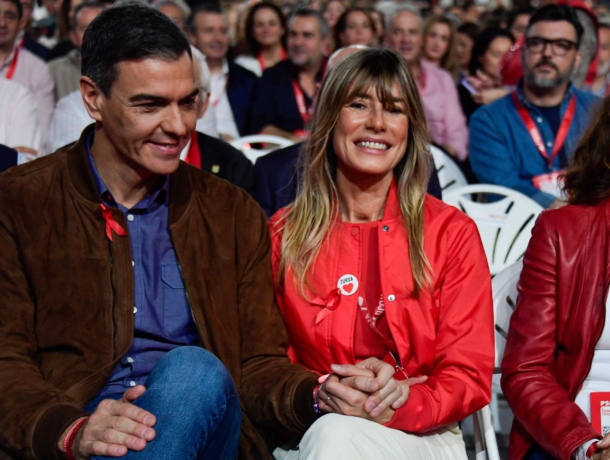 El presidente del gobierno español, Pedro Sánchez, se toma de la mano de su esposa, Begoña Gómez, al inicio del 41.º congreso del Partido Socialista Obrero Español (PSOE). 

