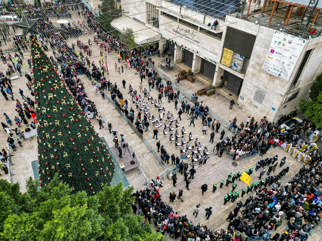 Árbol de Navidad gigante, globos de colores en las calles y selfies en la Basílica de la Natividad: las actividades de Belén se reanudan con los turistas para las fiestas navideñas tras años de ausencia marcados por la pandemia. Foto Afp
