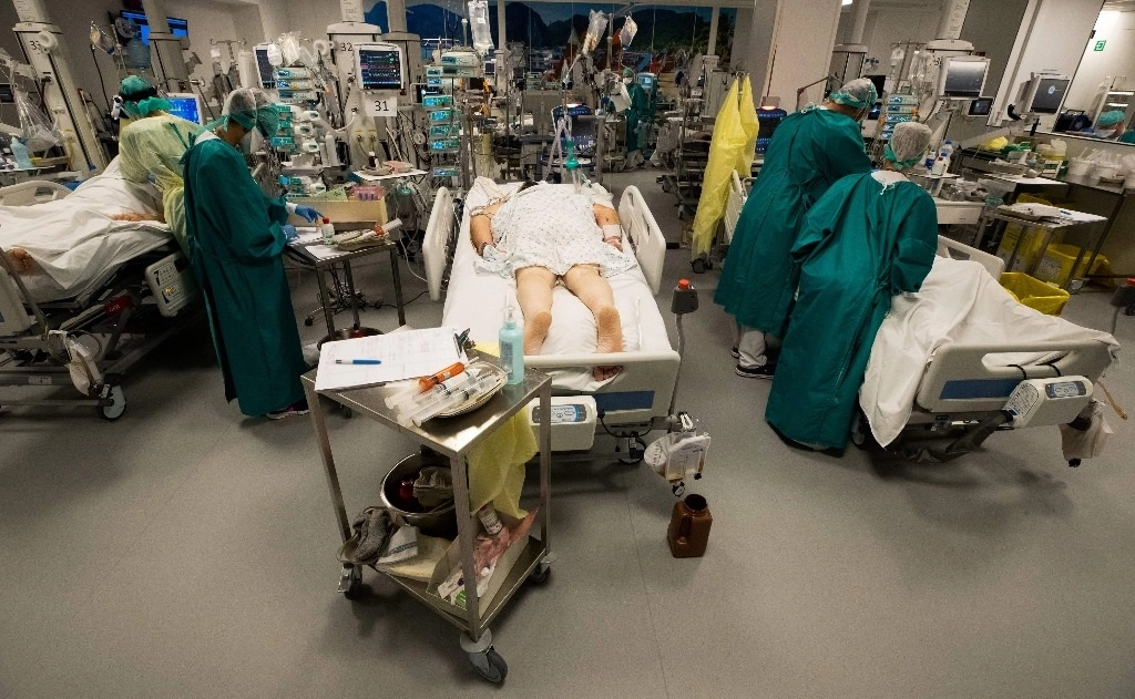 Pacientes con Covid-19 son atendidos en la Clínica CHC MontLégia, en Lieja, Bélgica. Foto Afp