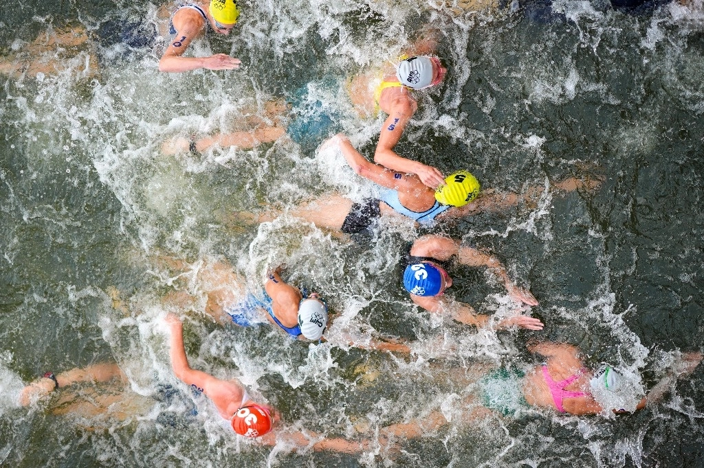 Competencia de triatlón individual femenino en el río Sena en los Juegos Olímpicos de verano de 2024, en París, Francia, el 31 de julio de 2024. Foto Ap