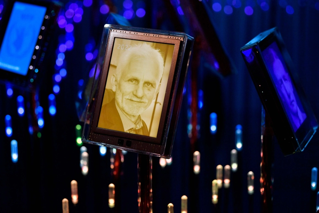 Imagen de Ales Bialiatski, ganador del Premio Nobel de la Paz, en el jardín del Nobel en el Instituto Noruego del Nobel en Oslo, el pasado 7 de octubre. Foto Afp