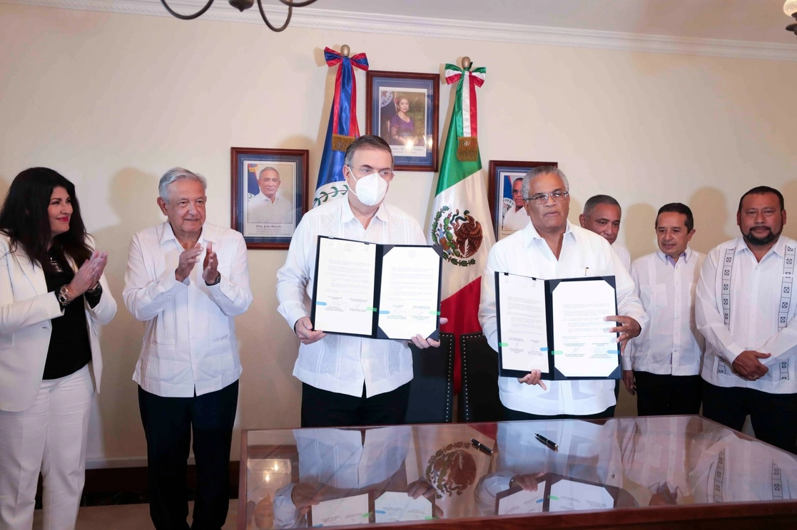El canciller Marcelo Ebrard durante la visita oficial a Belice. Foto cortesía Presidencia