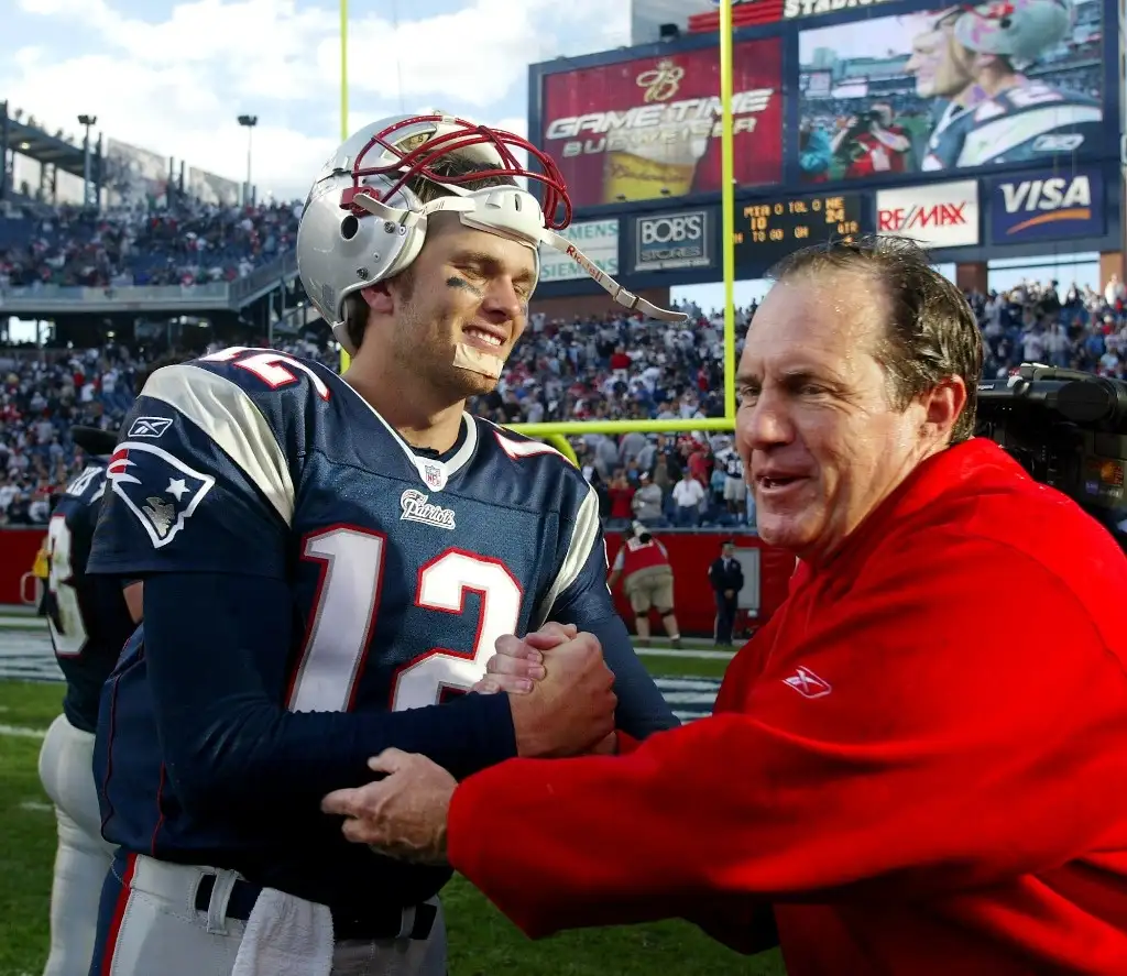 Después de 24 años en los controles de Nueva Inglaterra, Belichick se marcha del equipo dejando una estela de leyenda. "Estoy increíblemente agradecido de haber jugado para el mejor entrenador en la historia de la NFL. Nunca podría haber sido el atleta que fui sin ti", fueron las palabras que le dedicó Brady, su compañero de hazañas. Foto Ap
