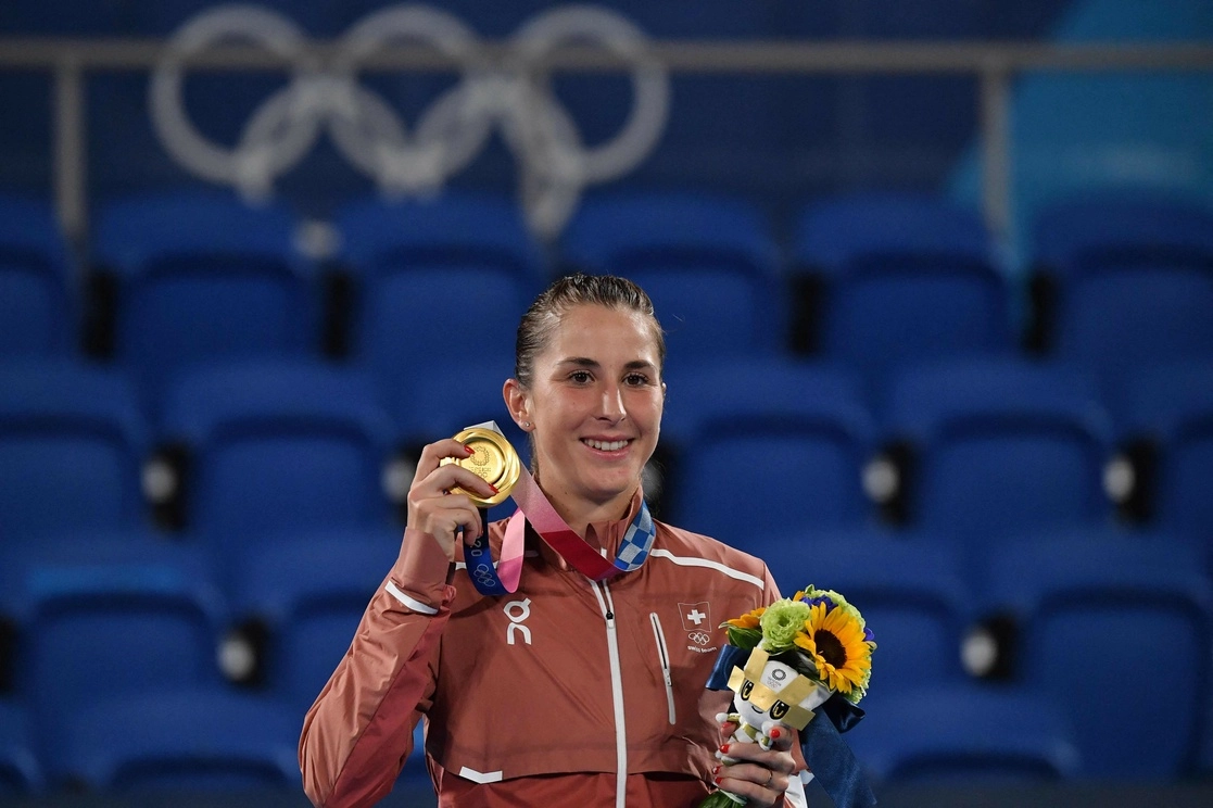 La suiza Belinda Bencic muestra la medalla de oro que ganó en el torneo de tenis olímpico al derrotar a Marketa Vondrousova de República Checa. Foto Afp
