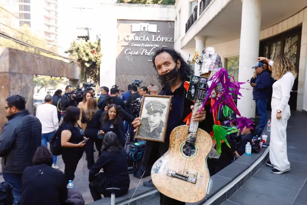Aspectos de la funeraria J. García López donde se velan los restos de Silvia Pinal. Foto Germán Canseco