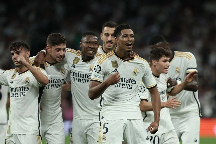 Jude Bellingham (número 5), celebra con sus compañeros el gol con el que el Real Madrid de impuso 1-0 en tiempo de descuento al Unión Berlín, al inicio de la fase de grupos de la Liga de Campeones. Foto Afp.