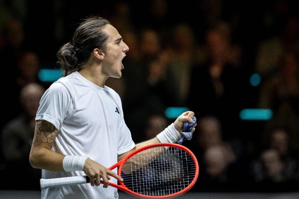El italiano Mattia Bellucci, número 92 del ranking ATP, celebra tras vencer al griego Stefanos Tsitsipas en el torneo de Róterdam, el 7 de febrero de 2025. Foto Sander Koning / ANP / Afp / Países Bajos OUT
