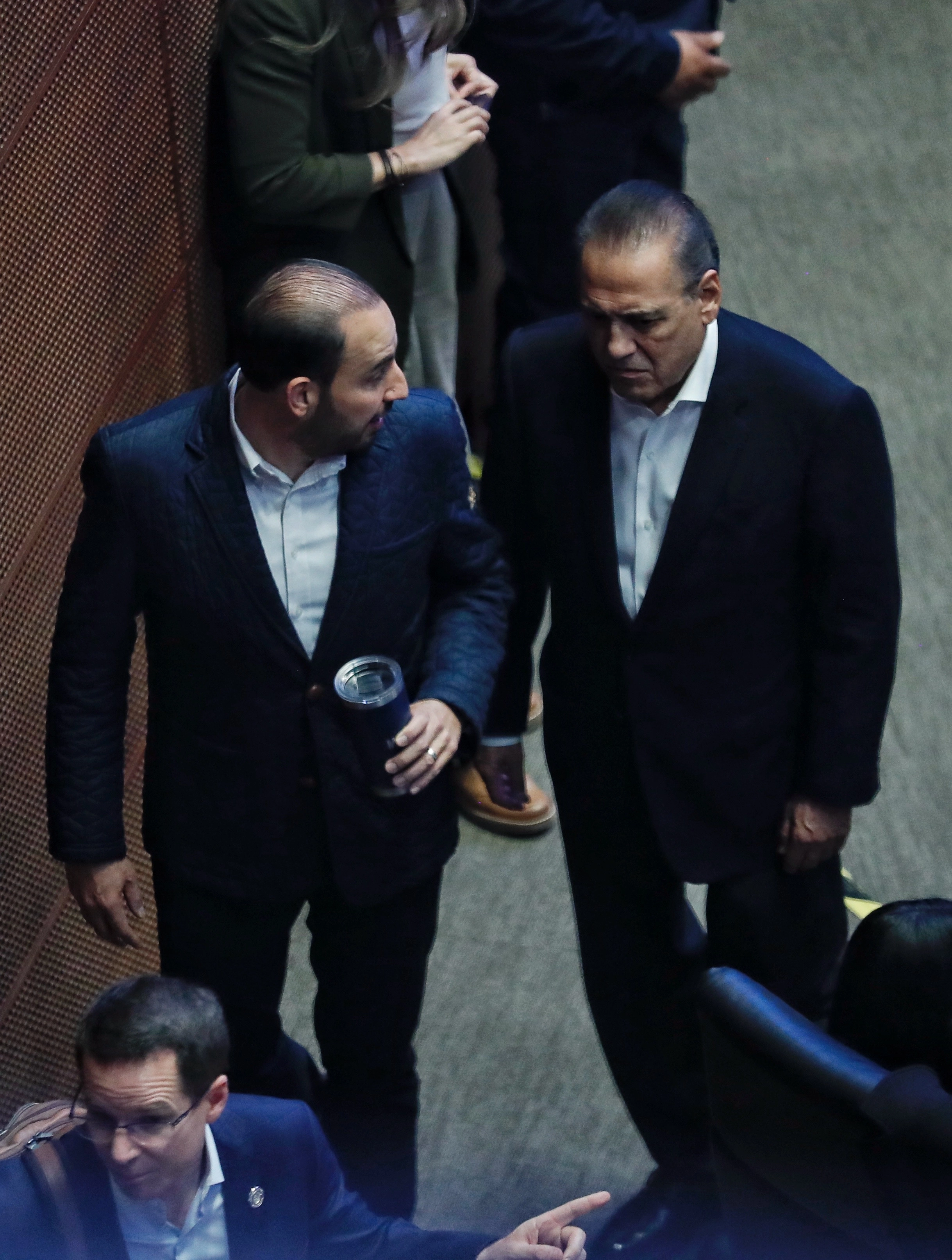Los senadores Marko Cortés y Manlio Fabio Beltrones al termino de una sesión en imagen de archivo. Foto
