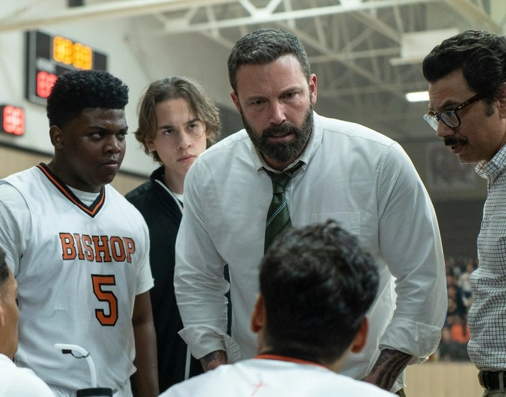 Charles Lott Jr. (1zq.), Ben Affleck y Al Madrigal en una escena de ‘The Way Back’. Foto Warner Bros. Pictures vía Ap