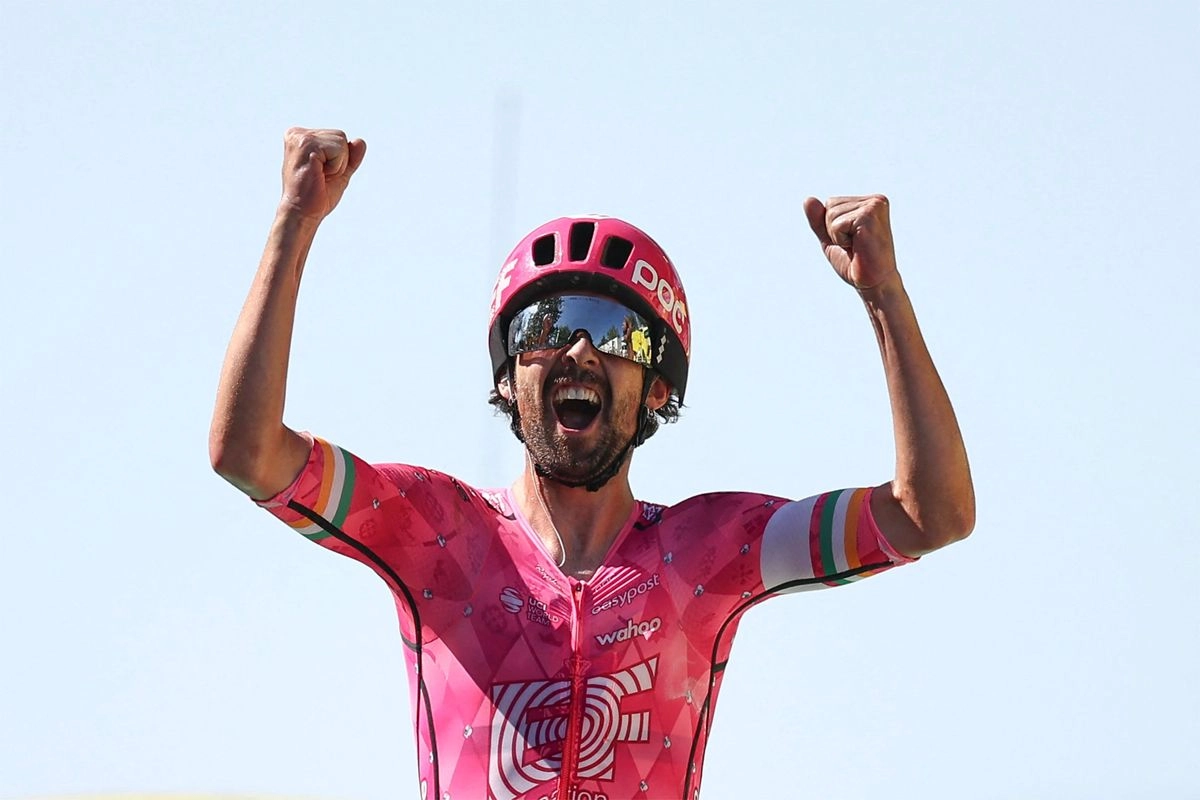 El irlandés Ben Healy, del equipo EF Education, llega en primer lugar tras completar los 201,5 kilómetros entre Bayeux y Vire Normandie, correspondientes a la sexta etapa del Tour de Francia, el 10 de julio de 2025. Foto 