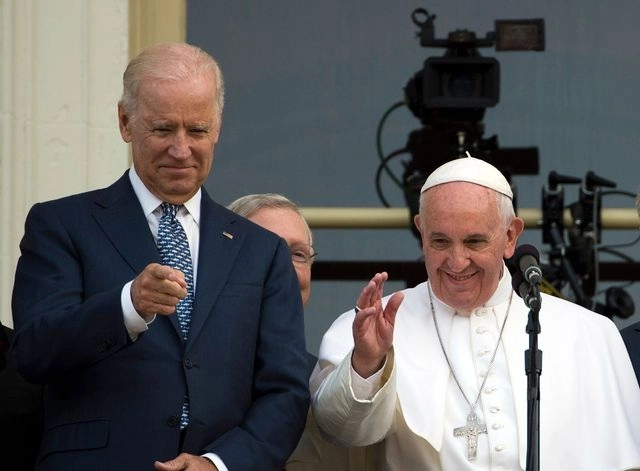 El papa Francisco y el entonces vicepresidente estadunidense, Joe Biden, en imagen del 24 de septiembre de 2015 en Washington. Foto Afp 