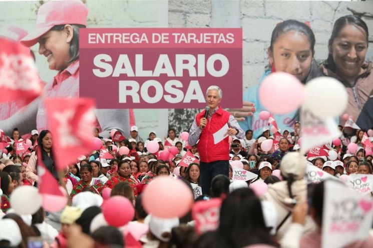 Alfredo Del Mazo entregó hoy tarjetas del Salario Rosa a mujeres de municipios del norte del estado. Foto La Jornada