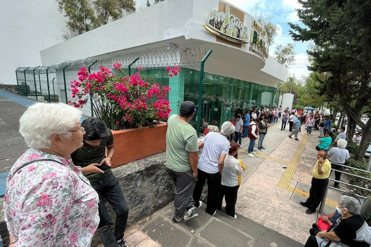 Filas de clientes en la sucursal del banco del Bienestar en la Calle Diez de la alcaldía Álvaro Obregón, el 7 de julio de 2023. Foto José Antonio López