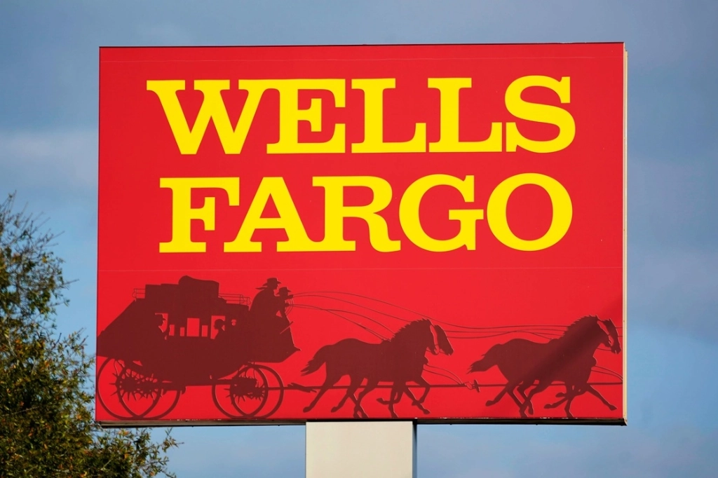 Un letrero de Wells Fargo en Bradenton, Florida. Foto Ap
