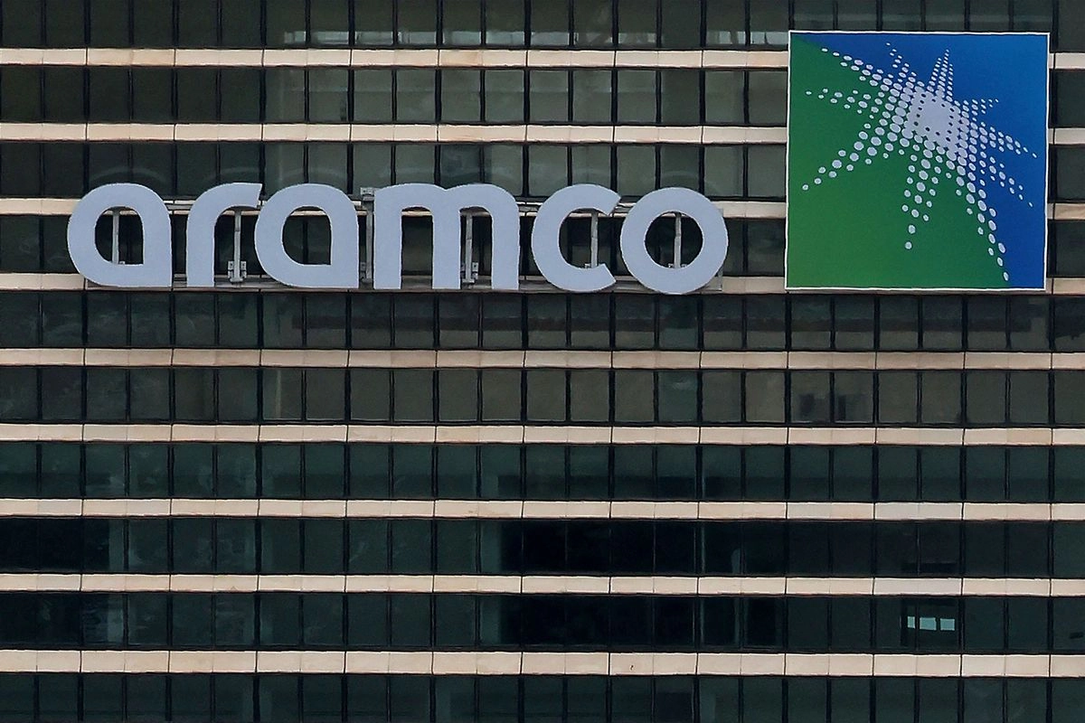 El logotipo de la Compañía Petrolera de Arabia Saudita (Saudi Aramco) aparece en la cima de la torre Aramco en el Distrito Financiero Rey Abdullah (KAFD) de Riad, el 16 de abril de 2023. Foto