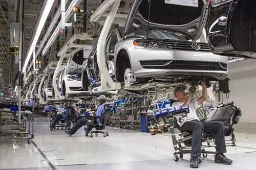 Una armadora de automóviles. Foto La Jornada de Oriente / Archivo

