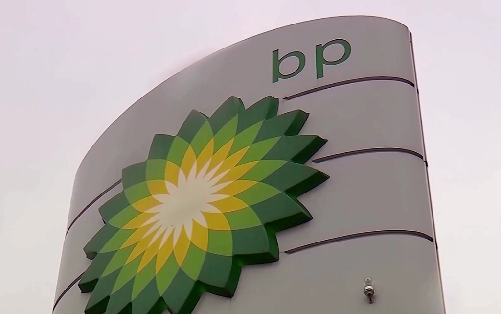 BP presentó un plan ahorro de costos en efectivo de al menos 2 mil mdd para fines de 2026. Foto Reuters